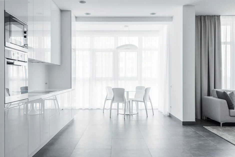 Un couple organise des meubles et prépare des cartons dans un appartement moderne en vue d’un déménagement.