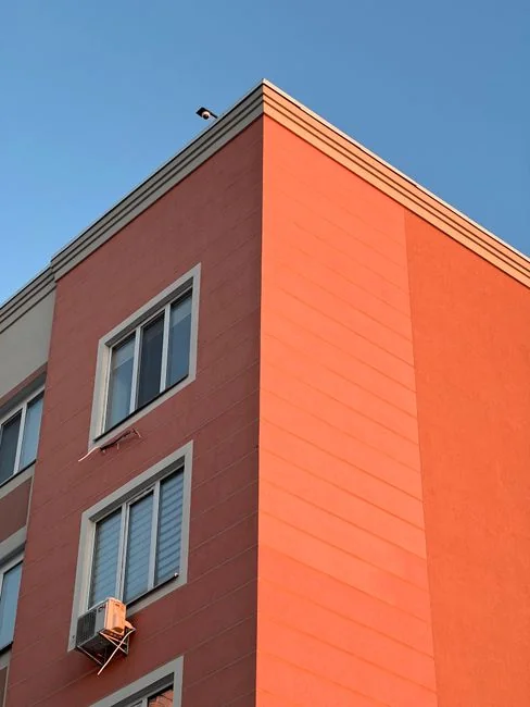 Un couple aménage son nouvel appartement, en installant des meubles et des objets du quotidien.